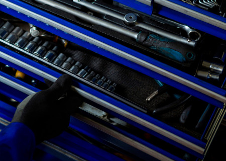 Servante d’atelier : comment choisir la bonne (vide ou équipée) ?